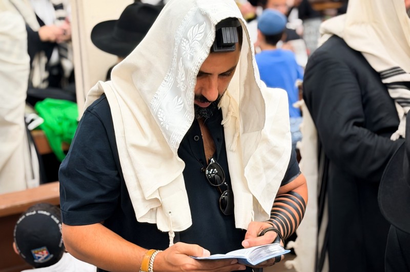 הסטנדאפיסט בן בן ברוך, נצפה בתפילת שחרית אצל הרבי בבית רבינו