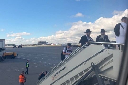 השליח והרב הראשי לרוסיה הרב בערל לאזאר בעלייה לטיסה לעיר נאבערעזשניע טשעלני, ברפובליקה המוסלמית טטרסטן, בליווי בנו רב העיר סוצ'י הרב שלום לאזאר, לרגל חנוכת הבית של בתי הכנסת והמרכז היהודי הגדול בעיר