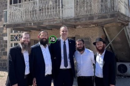 שר התרבות והספורט מר מיקי זוהר נפגש עם שלוחי הרבי בטבריה, הרב אריה לייב קרמר, הרב יונה זילברשטרום והרב שניאור טורקוב, בבית חב