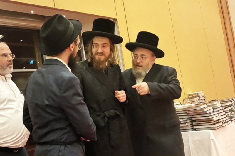 הרב מנחם גרוזמן, שליח הרבי לזלצבורג באוסטריה, מקבל את פני האדמו״ר מסאדיגורא, עם הגעתו ל״נאות דשא״ במלון קמפינסקי בהרי אוסטריה 