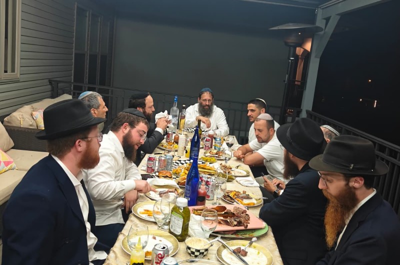 בחצר הבית: התוועדות חג הגאולה י