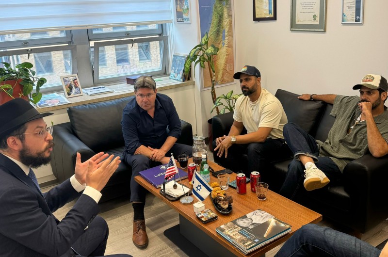 99 שנה לשחרור: הקונסול הכללי של ישראל בניו יורק - אופיר אקוניס אירח בלשכתו התוועדות חג הגאולה, עם שליח הרבי לקהילה הדיפלומטית - הרב יוסף יצחק נוימן, ובהשתתפות השחקן אביב אלוש והסטנדאפיסט בן בן ברוך