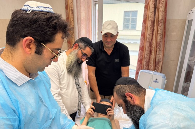בחג הגאולה: ילד יהודי בן 9 שמשתתף בימים אלו בקעמפ 'גן ישראל' בפטרבורג שברוסיה, החליט להיכנס בבריתו של אברהם אבינו וזכה לעבור ברית מילה. ויקרא שמו בישראל: שמעון. מזל טוב!