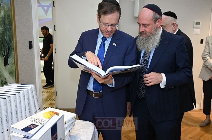 נשיא המדינה יצחק הרצוג מציין במעונו בירושלים את השלמת התרגום הצרפתי לפירושו של הרב עדין אבן ישראל ע