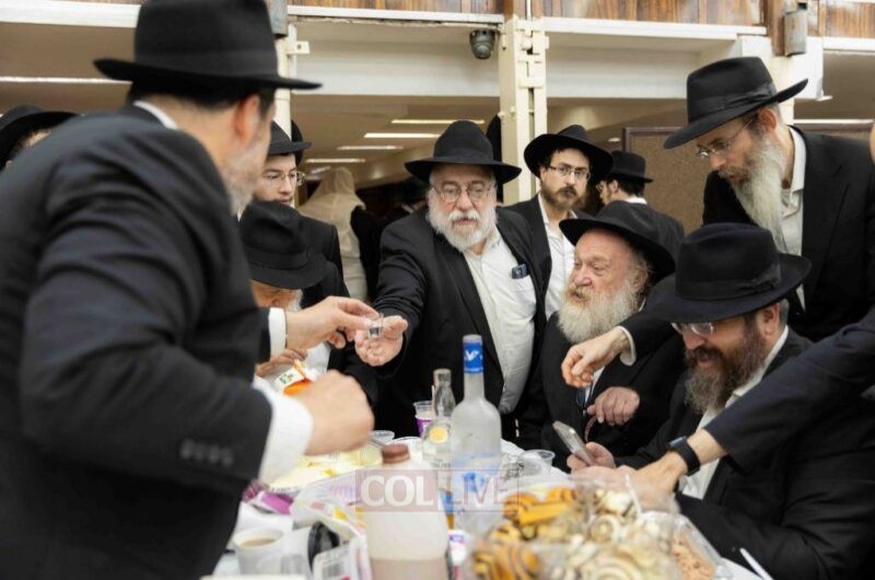 ארוחת בוקר הוגשה בתום תפילת שחרית בבית הכנסת הגדול ב-770, ביום היארצייט של הנגיד ר' ישראל דרייזין ע