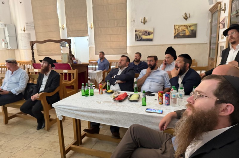 שר המורשת עמיחי אליהו וצוות משרדו נפגש בבית חב''ד טיילת טבריה עם שלוחי הרבי בעיר הרב יונה זילברשטרום, הרב אריה קרמר, הרב שניאור טורקוב, הרב ברוך לבנוני