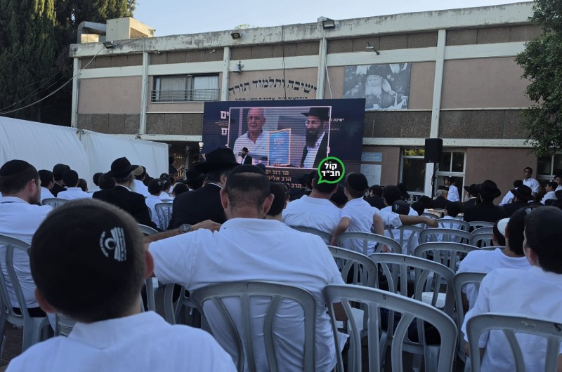 ראש המועצה האזורית דוד יפרח מקבל תעודת הוקרה על תרומתו רבת השנים לתלמוד תורה בכפר, מאת מנהל התלמוד תורה הרב זאב רויטמן, במהלך אירוע השקת החצר החסידית, חדרי לימוד חדשניים ומסיבת סיום השנה