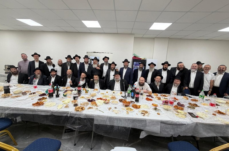 שבת אחים גם יחד: חברי קבוצה תשנ״ז בהתוועדות אל תוך הלילה בבית אגו