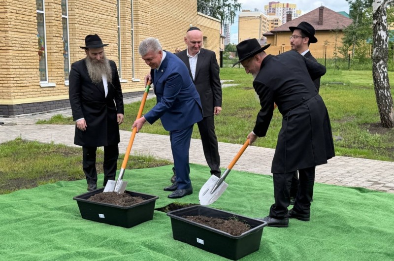 הנחת אבן פינה למקווה בנאבערעזשניע טשעלני ברפובליקה המוסלמית טטרסטן, בהשתתפות השליח הראשי הרב בערל לאזאר, השליח לקאזאן הרב יצחק גורליק, השליח המקומי הרב חיים דוד פאייר, ראש העיר ועוד