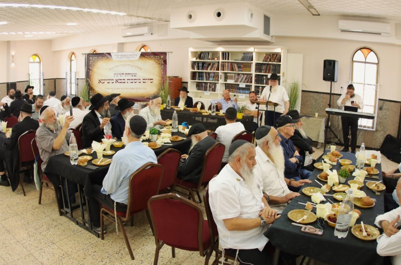 הבנים חגגו עם האבות שסיימו את המסכת ב'כולל בית מנחם' 