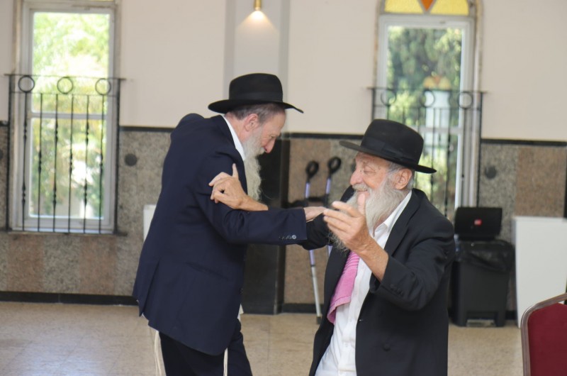 הרב טוביה בולטון ממגיד השיעורים בכולל 'בית מנחם' בכפר חב