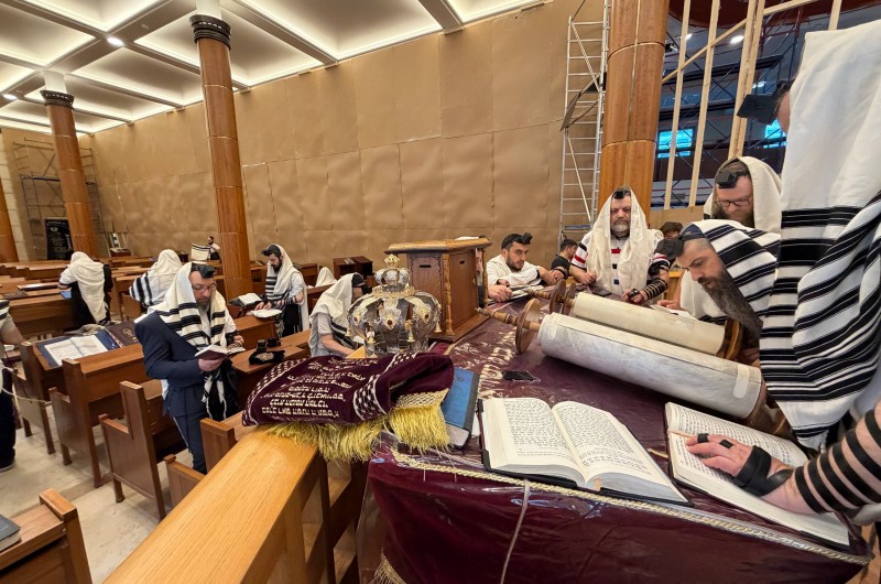 עם קריאת התורה: תפילת שחרית של צום שבעה עשר בתמוז בבית הכנסת המרכזי 'מרינה רושצ'ה' במוסקבה