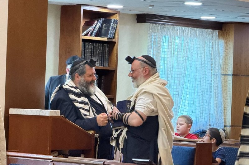 נפגשו בבירת רוסיה: רב העיר אירקוצק השליח הרב אהרן הכהן וגנר ואחיו רב העיר קרסנויארסק השליח הרב בנימין הכהן וגנר בבית כנסת המרכזי במוסקבה