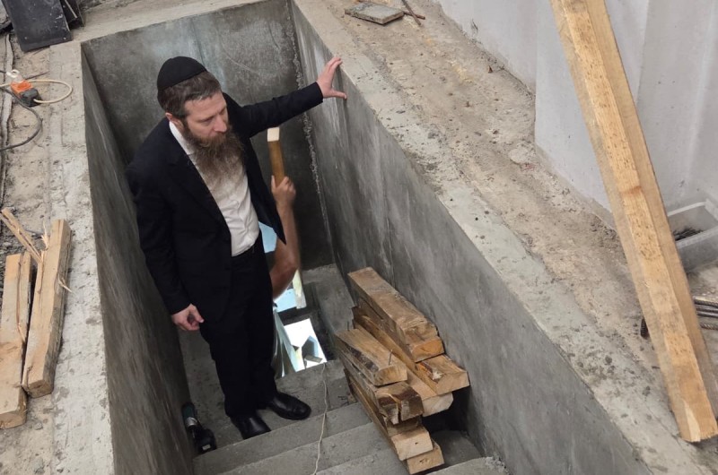 רב העיר מוגילוב בבלארוס, שליח הרבי - הרב מנחם מענדל אלפרוביץ ומזכיר הרבנות הראשית של רוסיה - הרב זלמן שמעון דערן, בסיור פיקוח ומעקב אחר התקדמות בניית מקווה הטהרה החדש במתחם המרכז היהודי הגדול