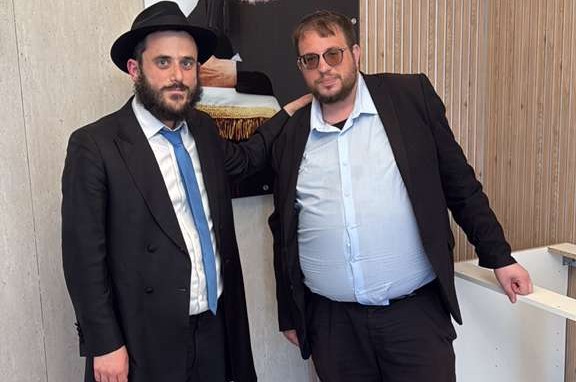 כתב היהדות והתפוצות ב'מעריב' - ג'וש ארונסון, נפגש עם שליח הרבי ביורמלה שבלטביה - הרב מענדי זילברשטרום. הוא התרגש לראות ולהתרשם מהבית החב