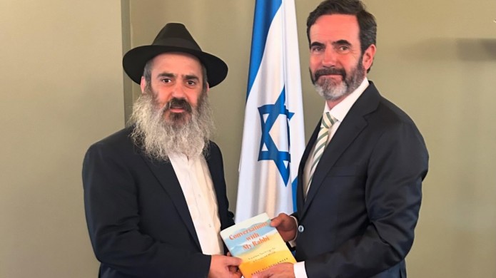 סיים קדנציה: שליח הרבי בשבדיה נפרד מהשגריר הישראלי