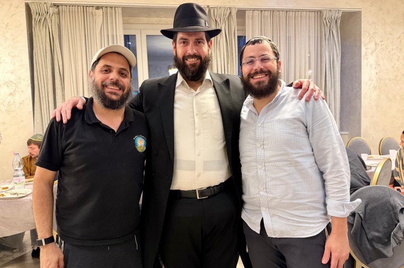 האחים ויטמן משלוחי הרבי בס. פאולו שבברזיל התארחו בבית עם קבוצת צעירים יהודים בבית חב