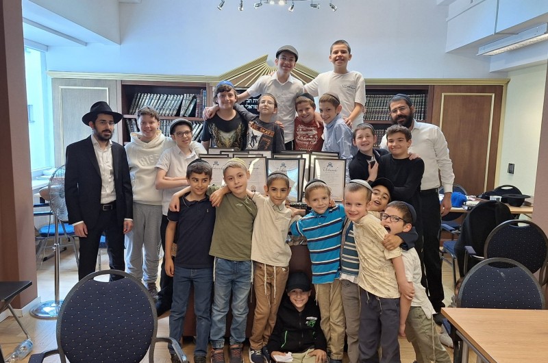 על השקעה והתמדה: תעודות הצטיינות והוקרה לילדי הקהילה היהודית בברלין בבית חב