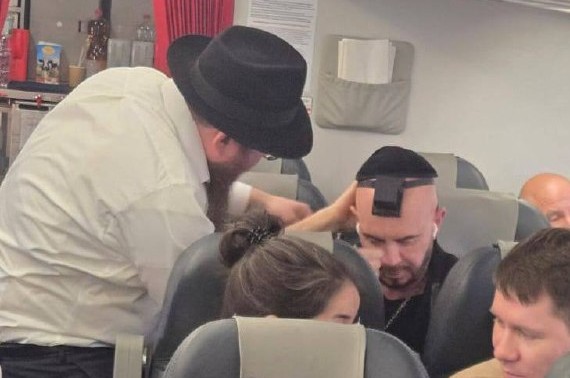 יו״ר ארגון ״יחד״ הרב מנחם מענדל ווילענסקי, מזכה יהודים במצוות תפילין, בטיסה היום ממוסקבה לארץ הקודש. צילום: שייע בטוויטר 