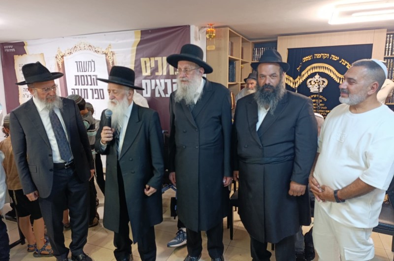 ברוב פאר והדר: ספר תורה חדש הוכנס ל