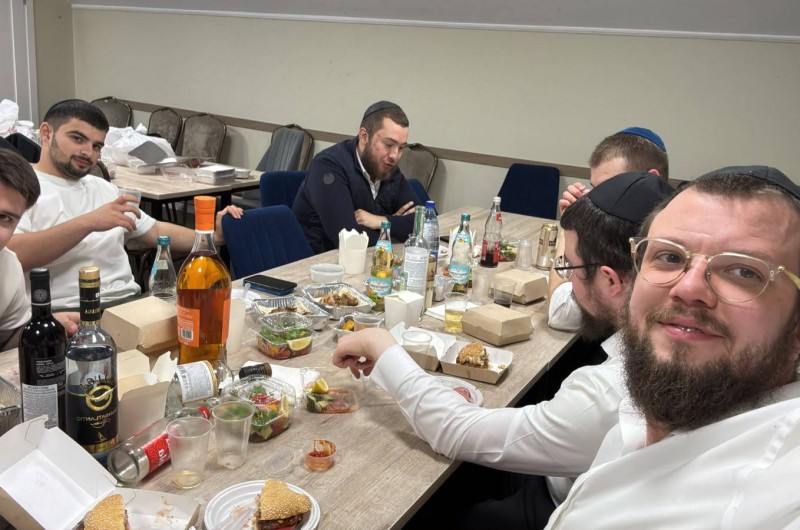 בלילה שלפני יציאתו לשליחות בעיר ריגא שבלטביה: שליח הרבי - הרב שלום וולף, מתוועד עם מקרוביו במוסקבה ואוגר כוחות ושמחה לקראת המעבר 