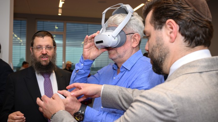 באמצעות משקפי VR: כך הציג השליח את בית הכנסת המפואר
