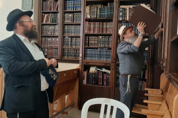 הרב מנחם אבן ישראל, בנו של הרב עדין אבן ישרא (שטינזלץ), בביקור בבית הכנסת שברחוב רוזייה 17 בפריז, יחד עם ר' ישראל לובעצקי, האחראי על פעילות המבצעים ברובע המארה בעיר | צילום: מרדכי לובעצקי