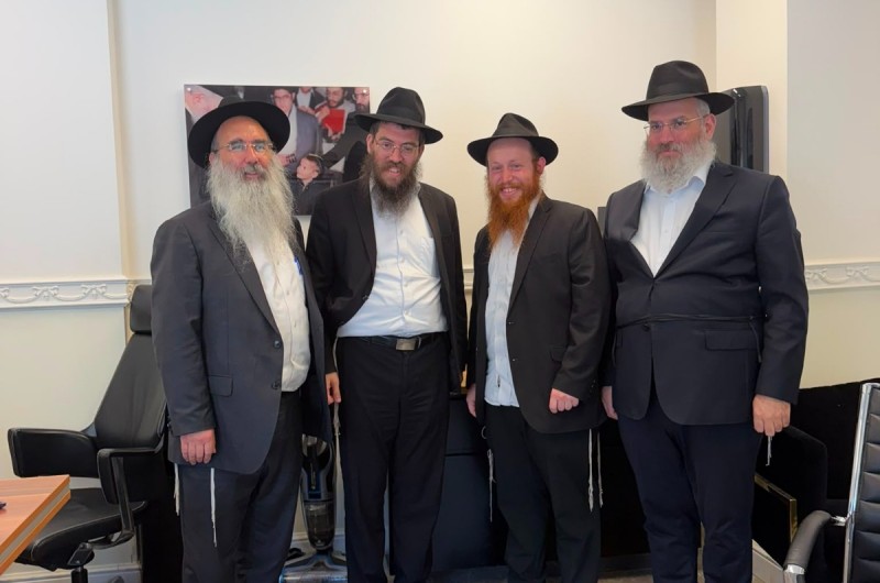 מזל טוב לשליח הרב יוסי וחנה גרונר על הצטרפותם לצבא השלוחים בחולון בשכונת קרית שרת מערב, המכונה מערב ב׳ תחת השליח הרב מנחם הבלין