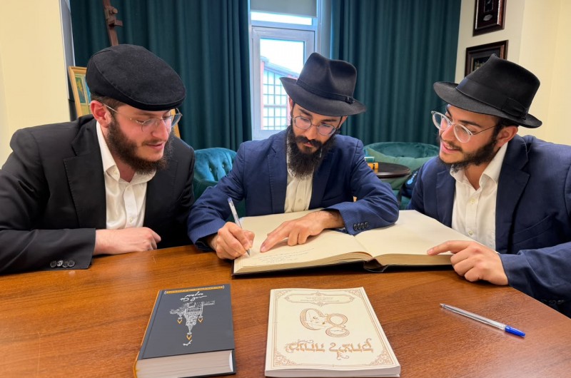 אורחים במרכז החסד היהודי שערי צדק במוסקבה: התמימים השלוחים מנחם מענדל צדיק ואחיו אלעזר הילל ויוסף אליהו לפידות, בסיום קעמפ ״צעירי השלוחים״