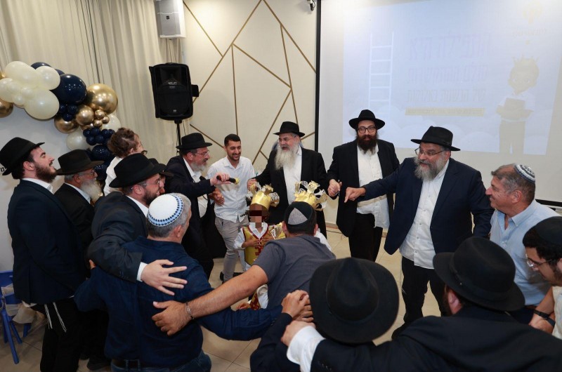דמעות והתרגשות: מסיבת סידור בחיידר לחינוך מיוחד בנחל'ה