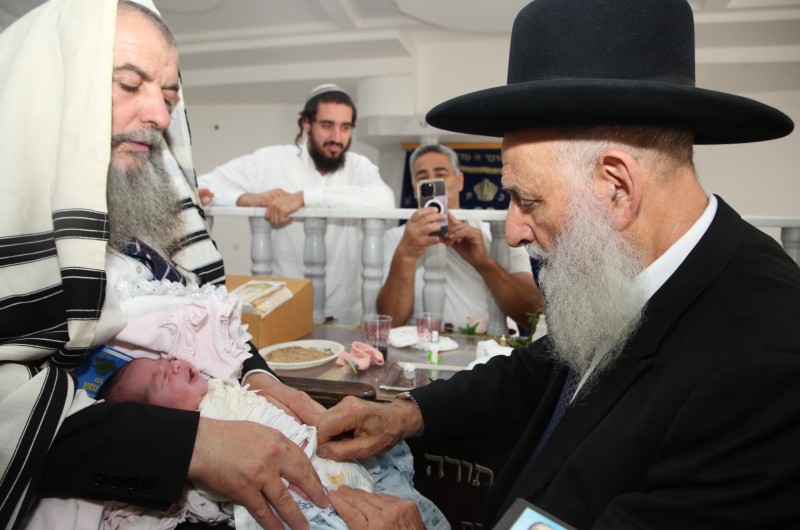 מושב עלמה: הרב ראובן אלבז שימש כמוהל בברית לבן השליח