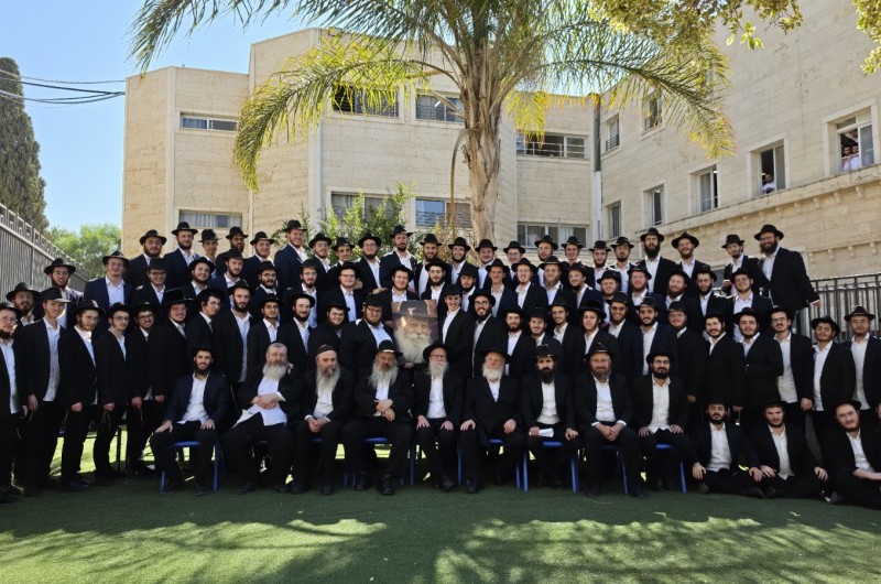 רגע לפני היציאה לשנת הקבוצה: רבני ותלמידי שיעור ג' בישיבת 'תומכי תמימים' הגדולה בקרית גת בצילום של אחדות והתרגשות. צילום: יוסי משי זהב