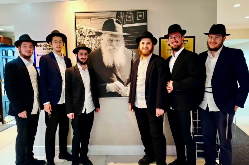 התלמידים השלוחים לישיבת אוסטריה-הונגריה לשנת הלימודים תשפ״ז בבית אוהל חב