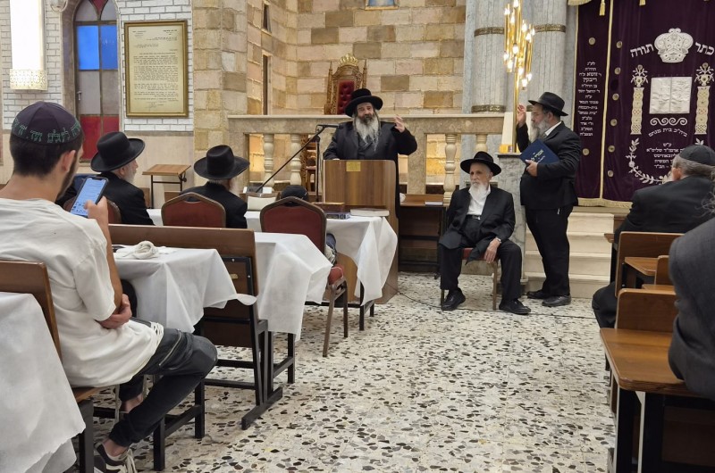 בסיום מסכת בכורות שנערך הערב בבית מנחם, על ידי הרב יעקב אדרעי שיחי', כיבד בנוכחותו כ