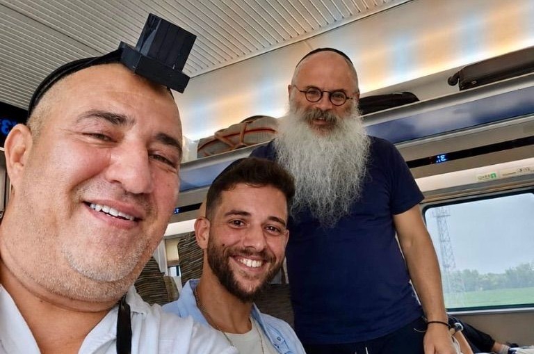 הוא סחב תפילין 11 שנים בלי לדעת למה. עד המפגש ברכבת...