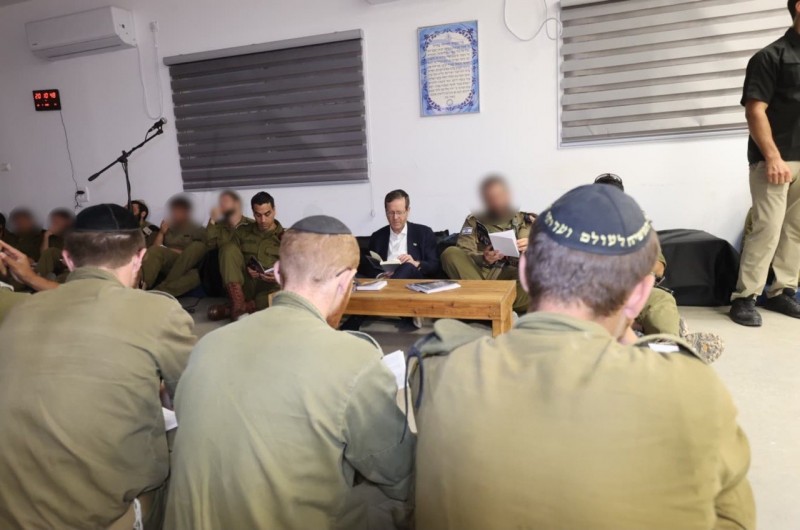 ליל תשעה באב: נשיא המדינה יצחק הרצוג בקריאת מגילת איכה יחד עם חסידי חב״ד לוחמי חטיבת החשמונאים. צילום: אלכסנדר קולומויסקי 