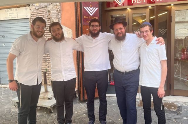 600 הנחות תפילין בחודש: הבחורים שעבדו בבית חב