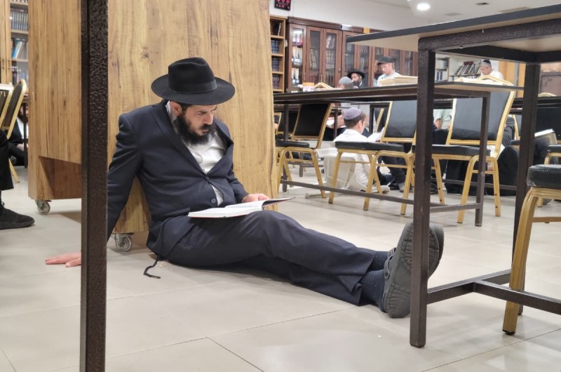 על הרצפה: אמירת קינות ומגילת איכה בבית חב