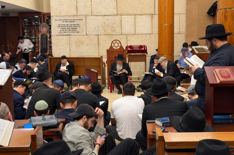 רבה הראשי של רוסיה שליח הרבי הרב בערל לאזאר באמירת איכה וקינות, בליל ט' באב בהיכל בית הכנסת המרכזי 