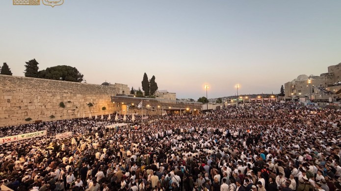 בצום: יותר מ-100,000 מתפללים פקדו את שריד בית המקדש