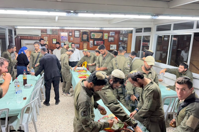 בפירות ומאפים: קבוצה של לוחמי צה