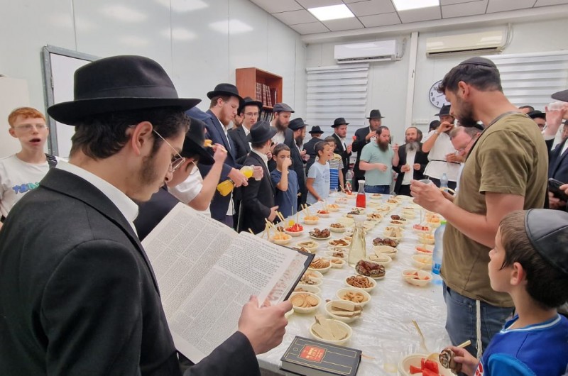 בתקווה לבית המקדש השלישי: סיום מסכת ופתיחת צום תשעה באב לאחר תפילת מעריב בבית הכנסת של חב