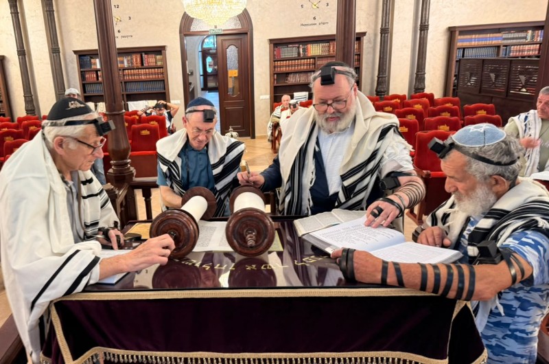 נֹשֵׂ֤א עָוֺן֙: קריאת התורה של מנחה בבית הכנסת של הקהילה היהודית בעיר אירקוצק שבסיביר ע