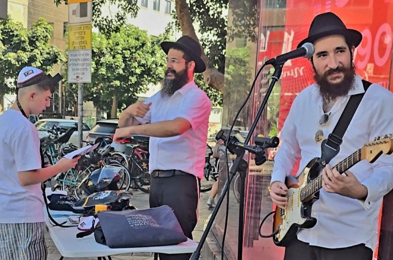 ביום שישי בצהריים ברחוב דיזנגוף בתל אביב, התקיים מבצע תפילין ייחודי: הזמר והגיטריסט החב