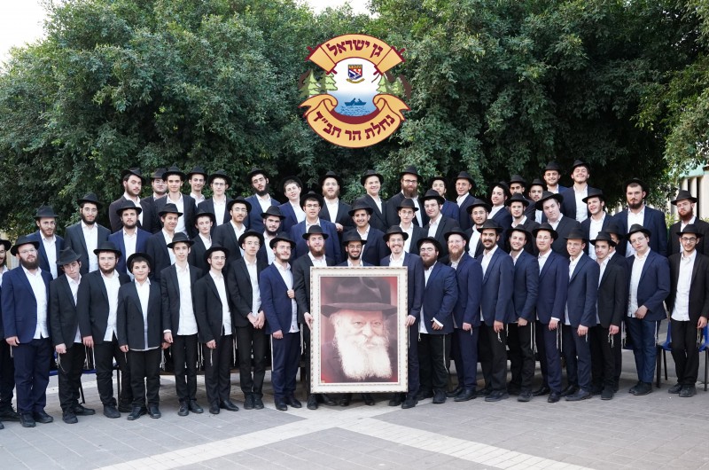 בין ישיבות ההפקה, סידור המתחם וההכנות האחרונות, עצר צוות קעמפ גן ישראל בנחלה לרגע אחד של תיעוד משותף. מכאן ממשיכים במלוא הכוח לקראת פתיחת הקעמפ ביום שני, עם ציפייה גדולה לקבל את פני החיילים.