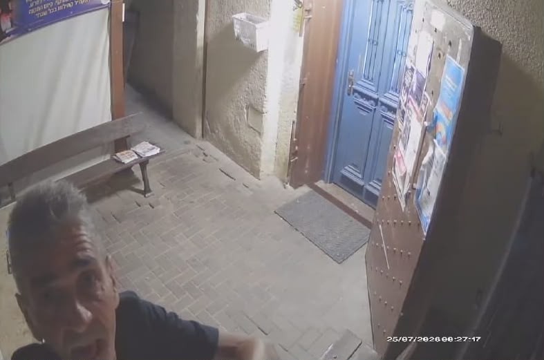 אלמוני תועד גונב את המסך מבית הכנסת חב