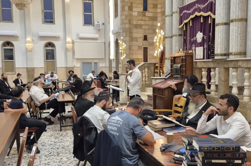 הרב רפאל משיחוב משכונת קרית שלום בתל אביב בסיום מסכת כתובות, בבית הכנסת בית מנחם בכפר חב