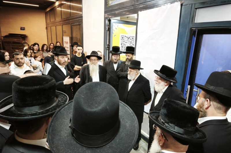 רבני העיר ביתר עלית - הרב מועלם והרב ווייס קבעו מזוזה בטקס חנוכת הבית למועדון הנוער 'בית בכיכר', בשילוב טקס החלא'קה לבן שליח הרבי הרב פיני דייטש, מועדון לע