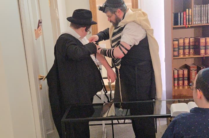 חודשיים טרם הבר-מצווה: מעמד הנחת התפילין לבן מנהל בית חב