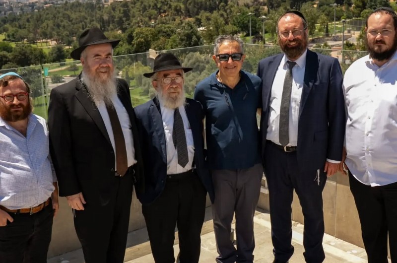 אורח בירושלים: הנגיד ג'ורג רוהר ביקר בישיבת ומכון 'מעיינות' בבירת ישראל, לצדו של מנהל הישיבה - הרב כתריאל שם טוב. הנגיד החסידי סייר במבנה המרשים, שוחח עם התלמידים והשתתף בהתוועדות 
